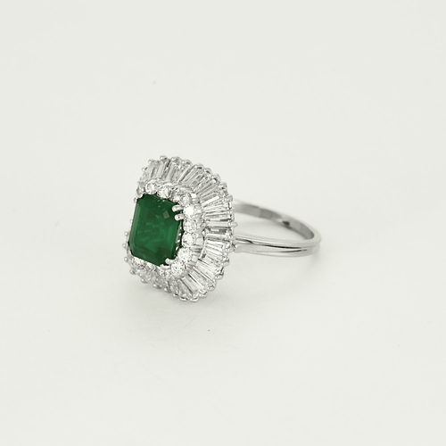 Прстен сукње у белом злату усмерен је с смарагдом од 2,05цта у двоструком нивоу дијаманта