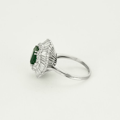 Прстен сукње у белом злату усмерен је с смарагдом од 2,05цта у двоструком нивоу дијаманта