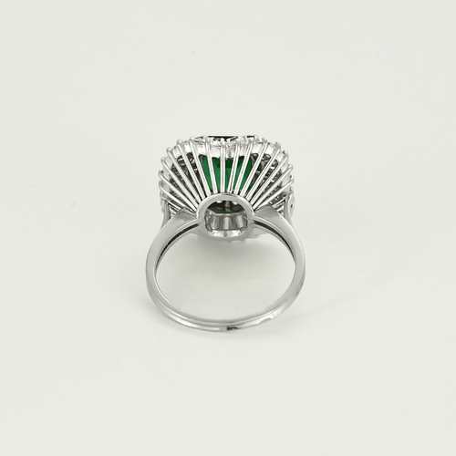 Прстен сукње у белом злату усмерен је с смарагдом од 2,05цта у двоструком нивоу дијаманта