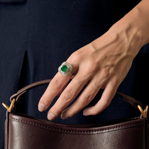 Прстен сукње у белом злату усмерен је с смарагдом од 2,05цта у двоструком нивоу дијаманта