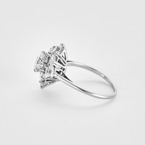 VAN CLEEF & ARPELS - Bague Fleur or blanc et diamants 58 Facettes