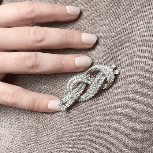 Boucles d'oreilles Clip de revers nœud en or gris 18 carats, platine et diamants 58 Facettes REF23108-130