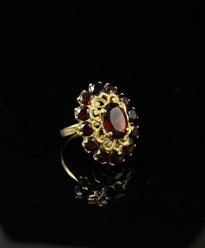 Bague 57 Bague Margherita - Grenat pyrope ovale et 12 grenats en or jaune 18 carats 58 Facettes