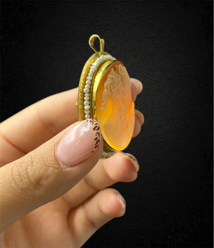 Pendentif Pendentif vintage - Camée et microperles en or jaune (années 1960) 58 Facettes