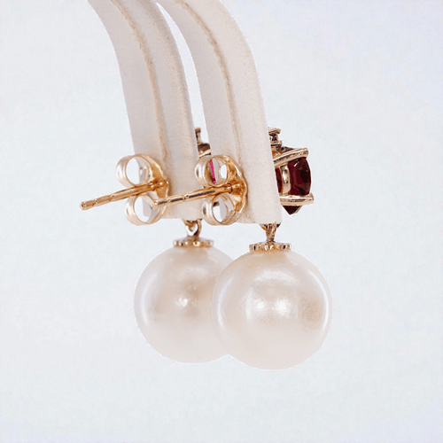 Boucles d'oreilles Boucles d'oreilles - Perles des mers du Sud, grenats et diamants en or jaune 58 Facettes E007