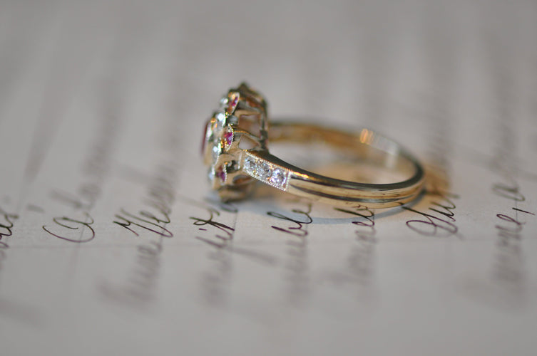 Bague 54 Bague en or jaune avec rubis et diamants 58 Facettes