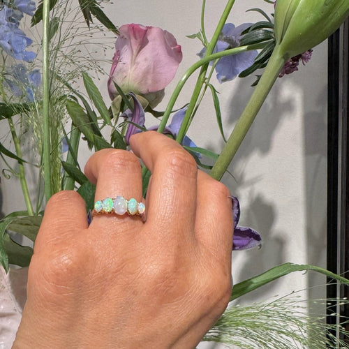 Bague 55 Bague cinq pierres en or jaune 18 carats et opales 58 Facettes 3613F170ED024DF7983473E9C4472394