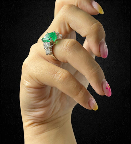 Bague 56 Bague - Émeraude naturelle 6,87 ct et diamants en or blanc 18K 58 Facettes
