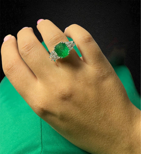 Bague 56 Bague - Émeraude naturelle 6,87 ct et diamants en or blanc 18K 58 Facettes