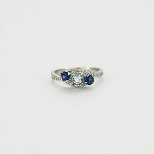 Bague or gris, aigue-marine, saphirs et diamants