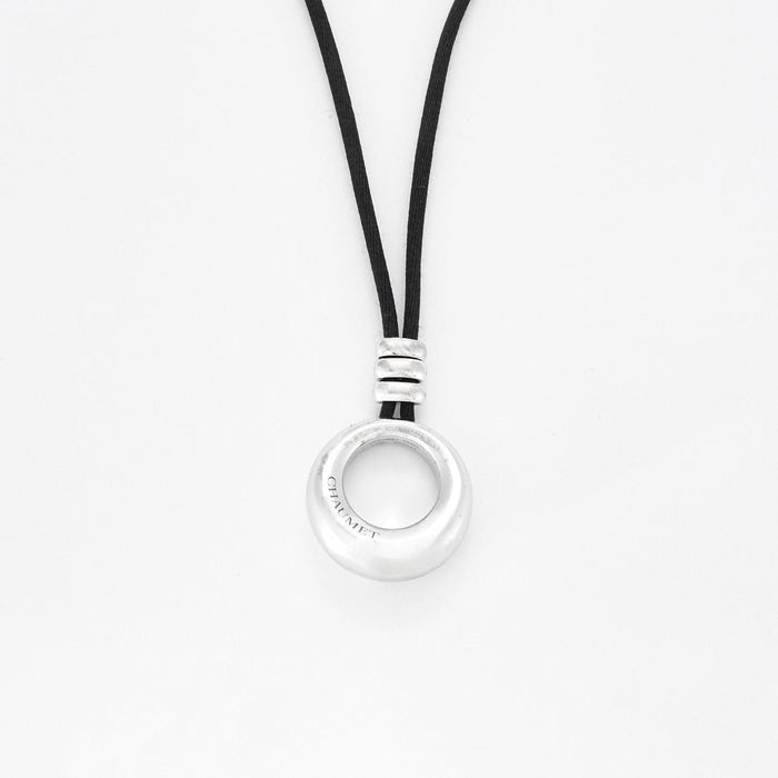 Collier CHAUMET - collier pendentif anneau or gris et diamants sur cordon 58 Facettes DV0497-14