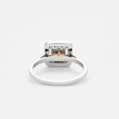 Bague 54 Bague en or blanc centrée d'un diamant brun et épaulé de diamants 58 Facettes DV0609-2