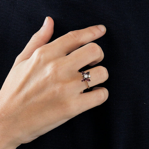 Bague en or gris, diamants et rubis