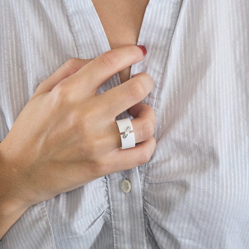 Bague 53 CHAUMET- Liens - Bague céramique blanche, or gris et diamants 58 Facettes DV0667-3