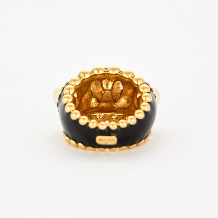 Bague 50 CHANEL - Baroque - Bague or jaune, émail noir et perles 58 Facettes DV6154-2