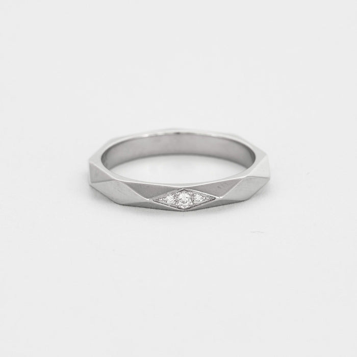 BOUCHERON- Anillo de matrimonio faceta en platino y diamantes