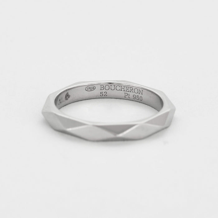 BOUCHERON- Facette trouwring in platina en diamanten