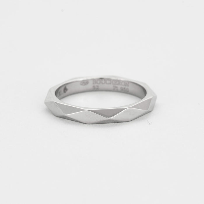 BOUCHERON- Facette trouwring in platina en diamanten