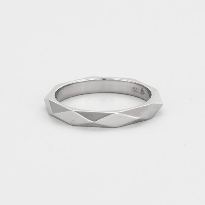 BOUCHERON- Facette trouwring in platina en diamanten