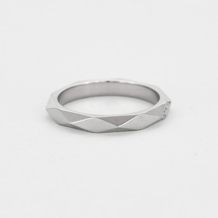 BOUCHERON- Facette trouwring in platina en diamanten