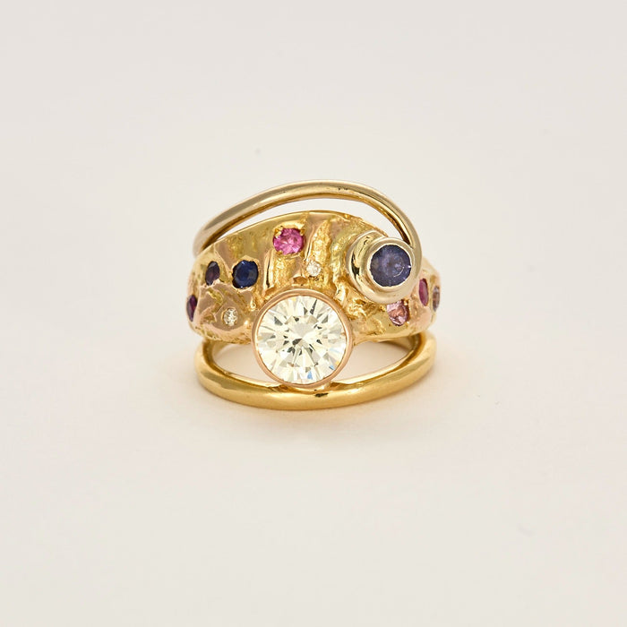 Modernist ring in yellow gold and 2.03 carat diamond