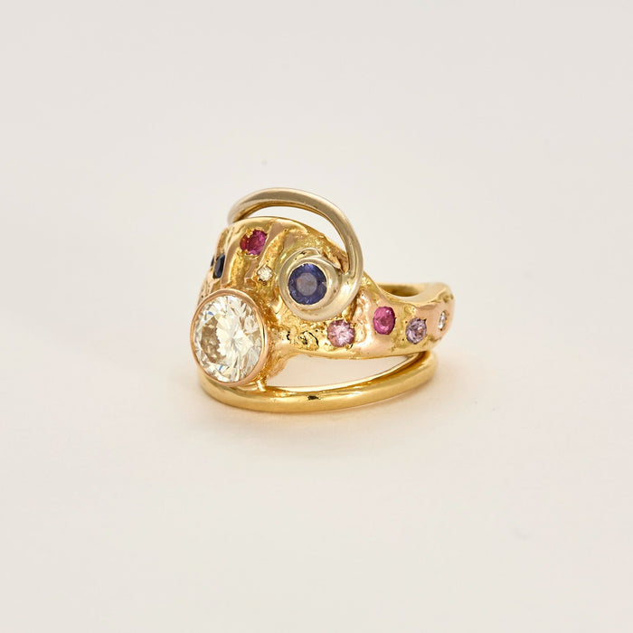 Modernist ring in yellow gold and 2.03 carat diamond