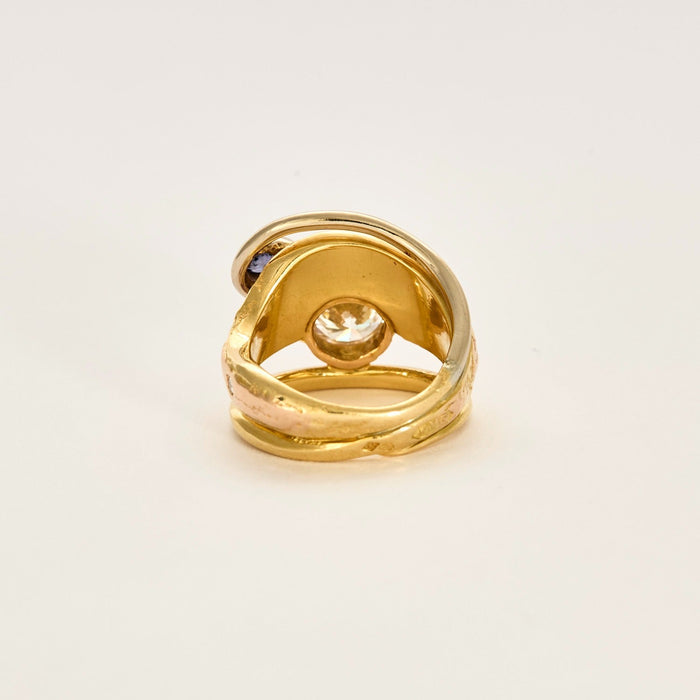 Modernist ring in yellow gold and 2.03 carat diamond