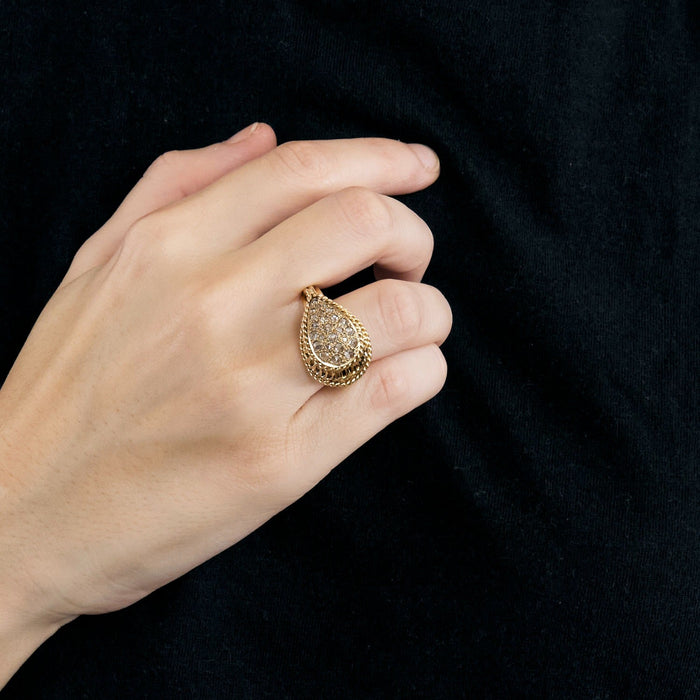 Anillo de oro amarillo y diamantes.