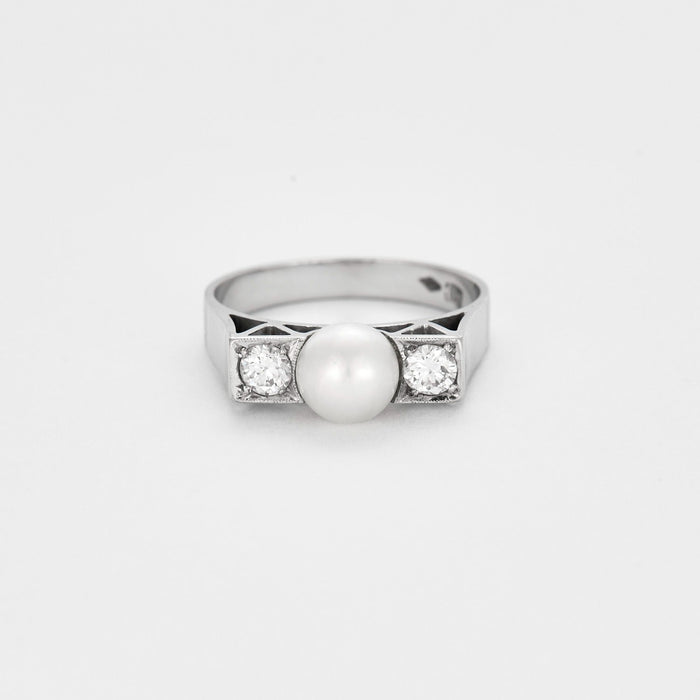 Ring in white gold, diamonds and cultured pearl