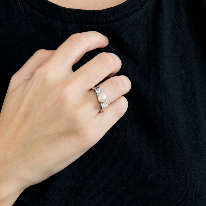 Anillo en oro blanco, diamantes y perla cultivada.