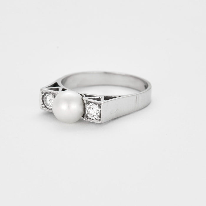 Ring in white gold, diamonds and cultured pearl