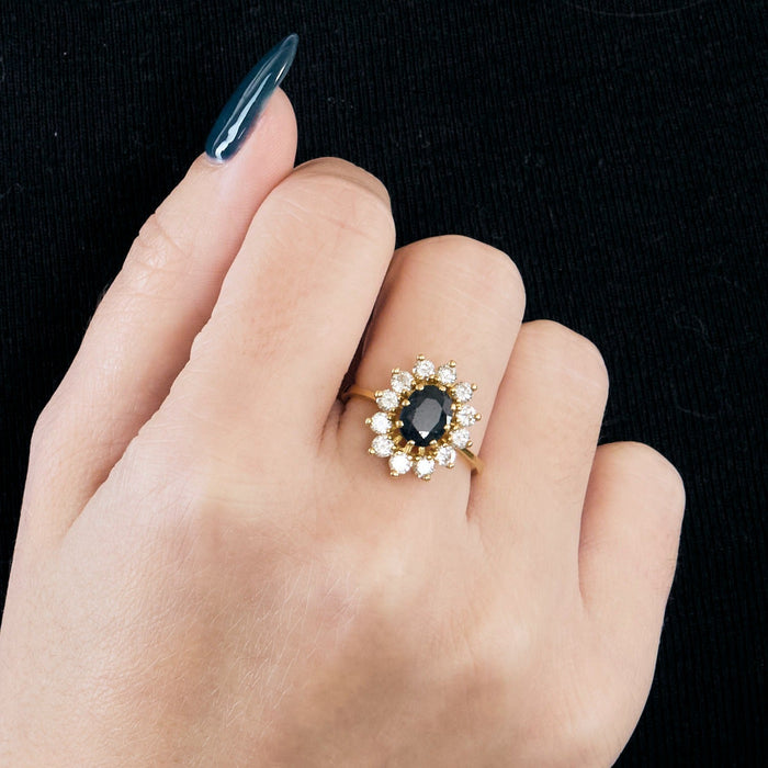 Daisy, saffier en diamanten ring