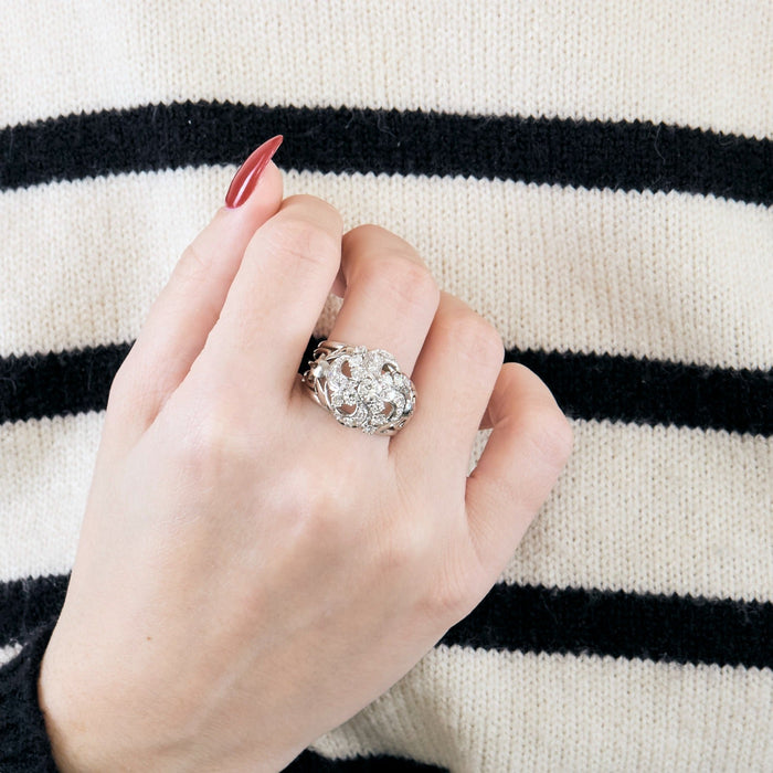 Anillo de oro blanco y diamantes.