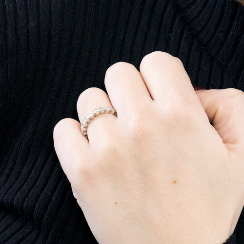 Alliance tour complet en or gris et diamants en sertis hexagonaux