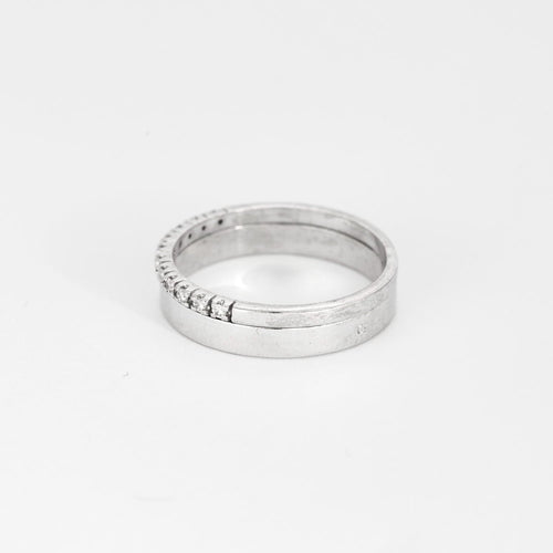 Bague demi-alliance en or blanc et diamants
