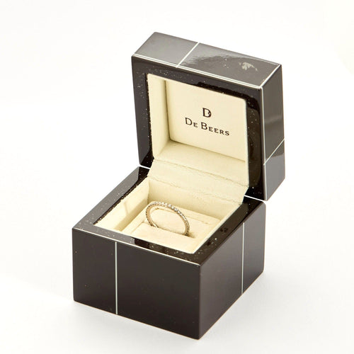 Bague 50 DE BEERS - Eternité Aura - Alliance en or blanc et diamants 58 Facettes DV11653-1-50-2