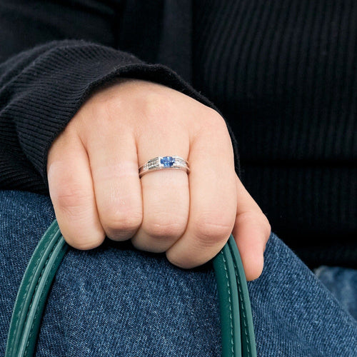 Bague 53 Bague en or gris saphir et diamants 58 Facettes DV5390-10-53-10