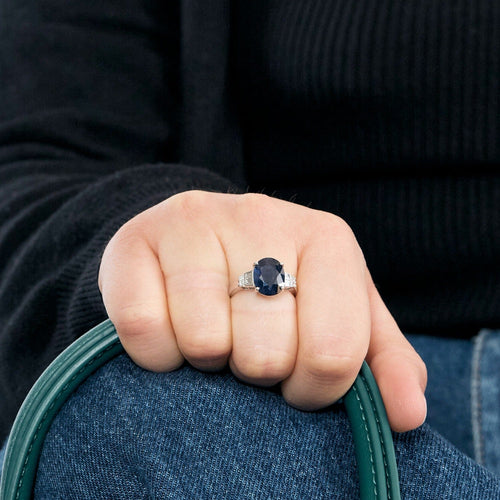 Bague 53 Bague solitaire en or gris avec saphir épaulé de diamants 58 Facettes DV0120-16-53-2