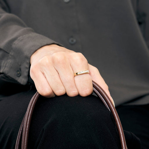 Demi-alliance en or jaune 18K (750 Millièmes) et diamants