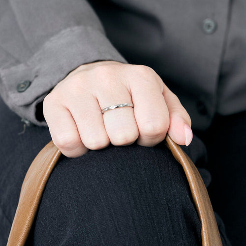 Bague 54 BOUCHERON - Alliance facettée platine et diamants 58 Facettes DV16486-1