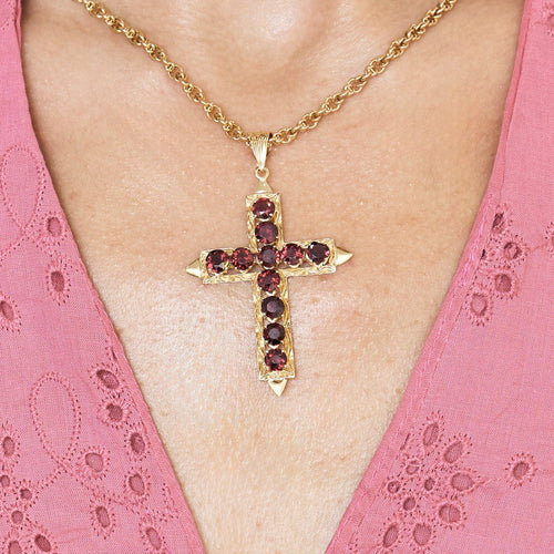 Collier Chaîne en or jaune et pendentif "Croix" en or jaune et grenats 58 Facettes DV16634-2
