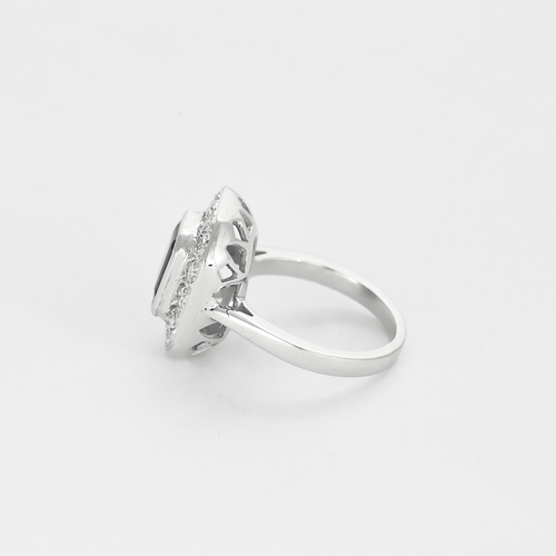 Bague à chaton octogonal en or blanc, saphir et diamants