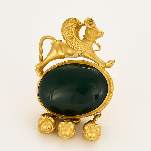 Pendentif Broche pendentif en or jaune à motif de bélier ailé et jaspe vert 58 Facettes DV10645-26