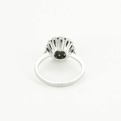 Bague 51.5 Bague marguerite en or blanc, émeraude et diamants 58 Facettes DV4486-19