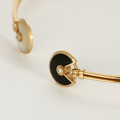 CARTIER - Amulette - Bracelet jonc ouvert en or rose, onyx, nacre et diamants