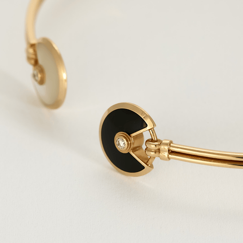 CARTIER - Amulette - Bracelet jonc ouvert en or rose, onyx, nacre et diamants