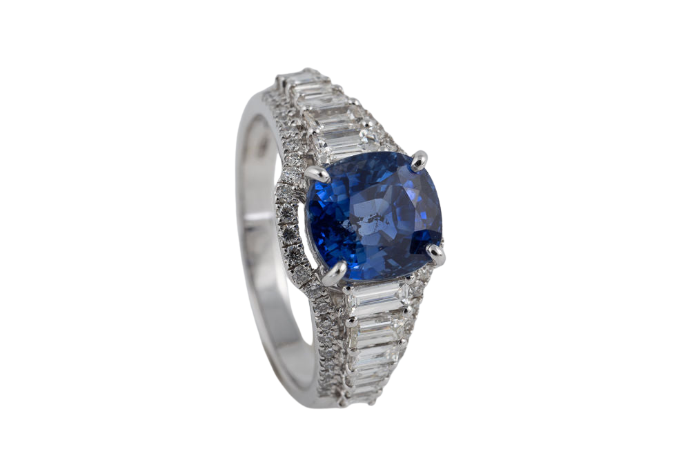 Ring in white gold and sapphire