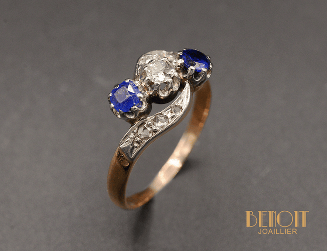 Bague 56 Bague ancienne trio en or rose et or blanc, saphirs et diamant 58 Facettes A10006