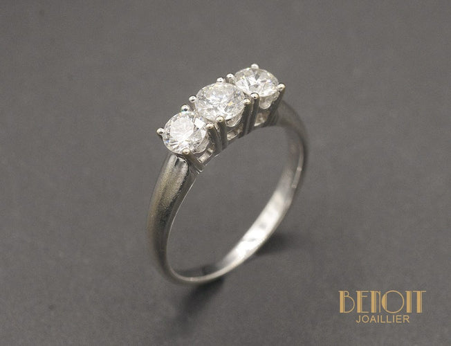 Bague 56 Bague trilogie en or blanc et diamants 58 Facettes A10878