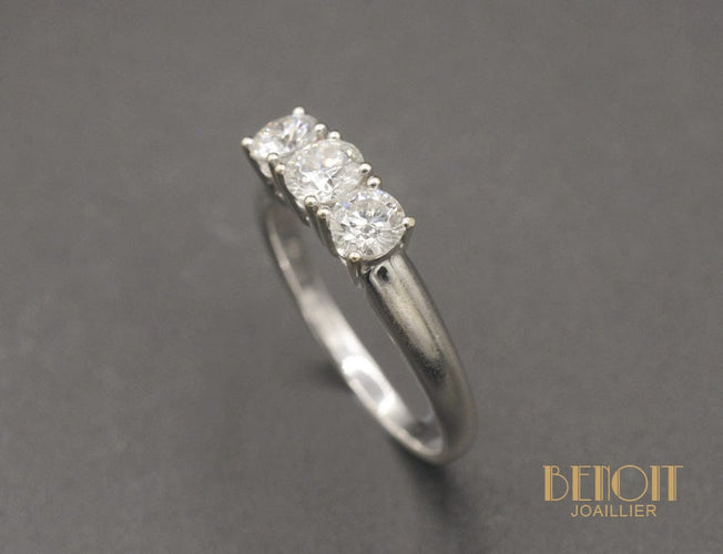 Bague 56 Bague trilogie en or blanc et diamants 58 Facettes A10878